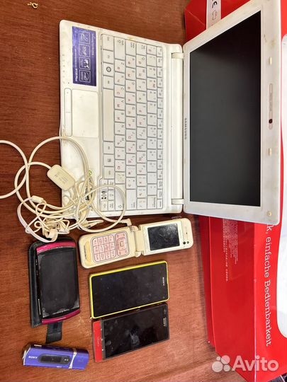 Телефоны, ноутбук, электронная книга