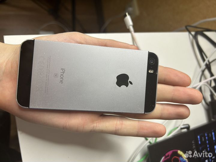 iPhone SE, 64 ГБ