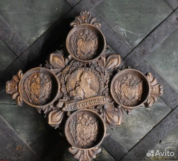 Деревянное резное панно для монет Екатерины 2