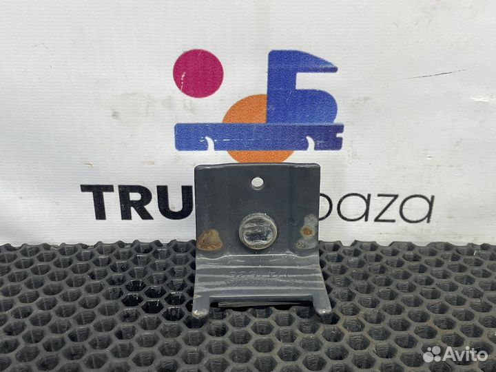 1747535 Кронштейн тормозных трубок