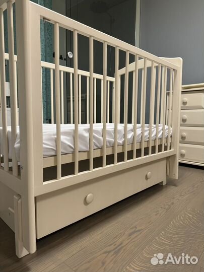 Детская кроватка с маятником и ящиком