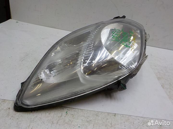 Фара правая на Toyota Yaris