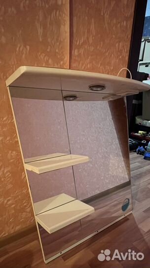 Зеркало с полочками в ванную комнату