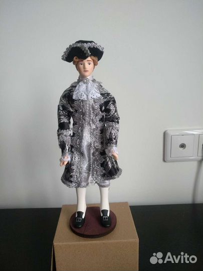 Кукла фарфоровая ручной работы стрелец, граф