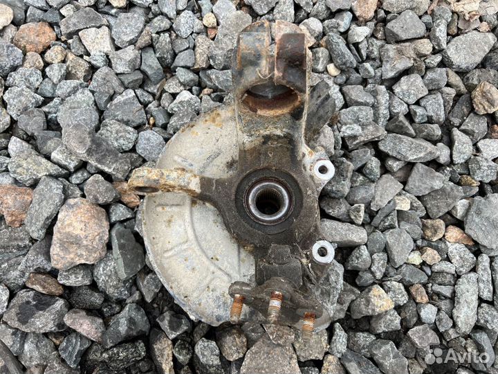 Поворотный кулак правый Volkswagen Polo Sedan