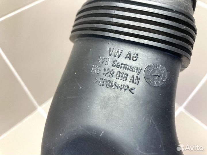 Патрубок воздушного фильтра 1K0129618AN VAG