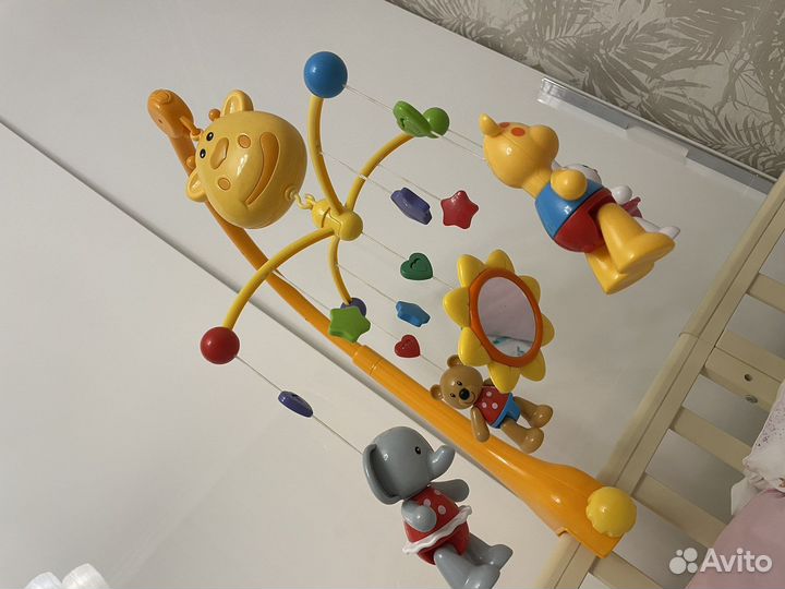 Мобиль на кроватку жирафики