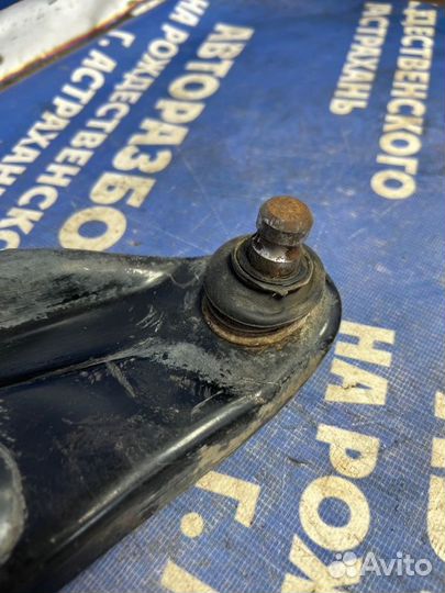 Передний правый рычаг Renault Logan 1 седан 2009