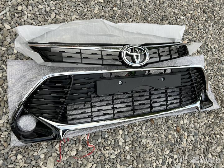 Решетки на Тойоту Камри V55 Комплект + Эмблема