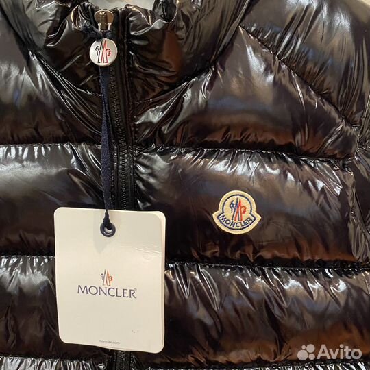 Глянцевая жилетка Moncler