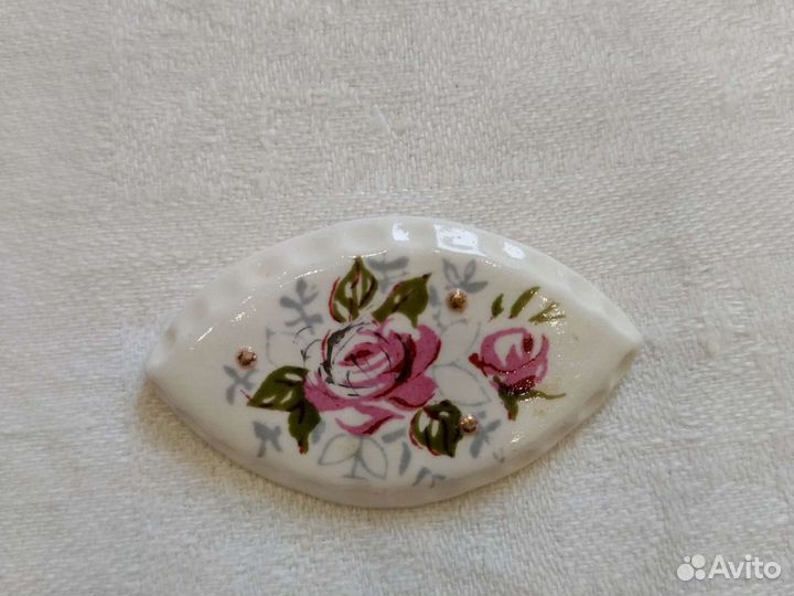 Брошь и бусы