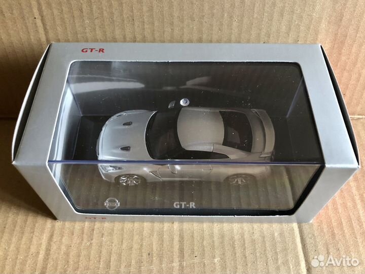 Машина Nissan GT-R 1:43