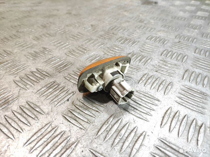 Повторитель в крыло правый Nissan Maxima a32