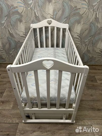 Детская кроватка с маятником и ящиком