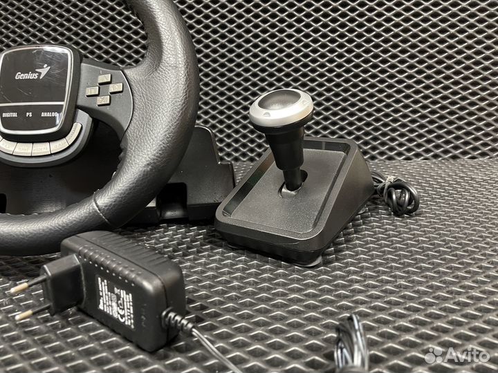 Игровой руль 900 градусов с обратной связью Genius