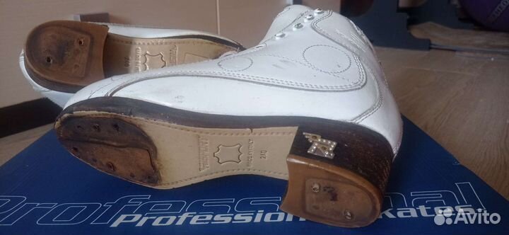 Фигурные коньки ботинки risport royal 240