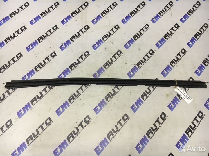 Уплотнитель стекла двери задней левой Шкода Суперб