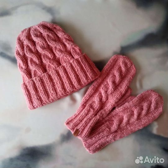 Комплект шапка и варежки ручной работы
