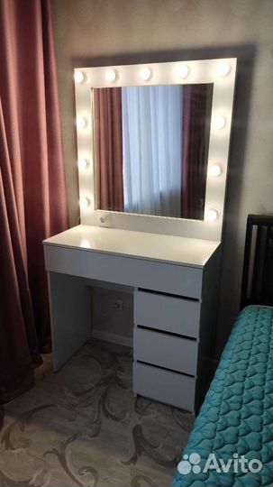 Макияжный столик с лампочками