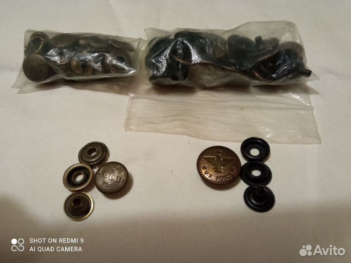 Нашивки и кнопки на одежду