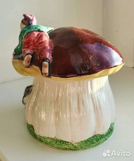 Фабрика Кузнецова. Гном на грибе