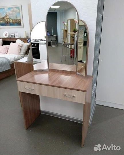 Стол макияжный «Бася» с зеркалом