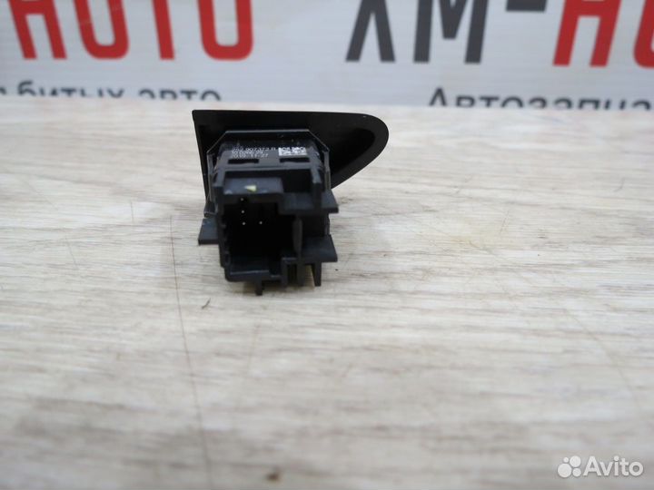 Кнопка аварийной сигнализации Renault Duster