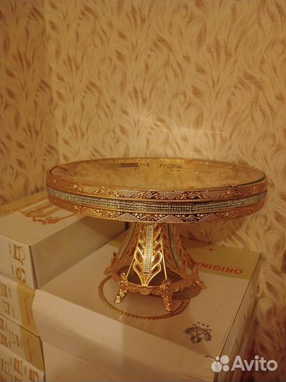 Тортница на ножке