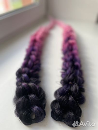 3 д косы, коепятся на обычные невидимки)