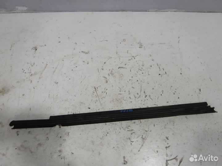 Уплотнитель стекла двери Cadillac CTS