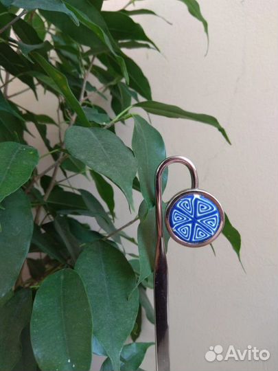 Металлическая закладка для книг, декорированная