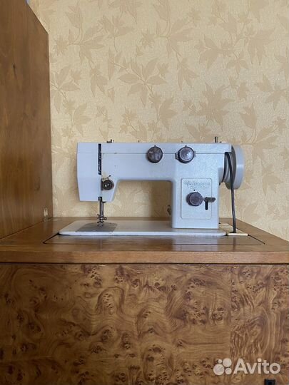 Швейная машина Чайка 143