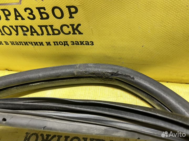 Уплотнитель передней левой двери Ford Mondeo 3