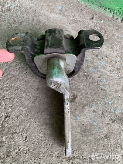 Задняя подушка коробки ваз 2110-12