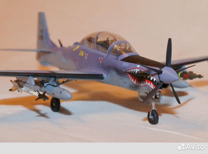 Модель самолета Эмбраер емб 314 Супер Тукано 1/48