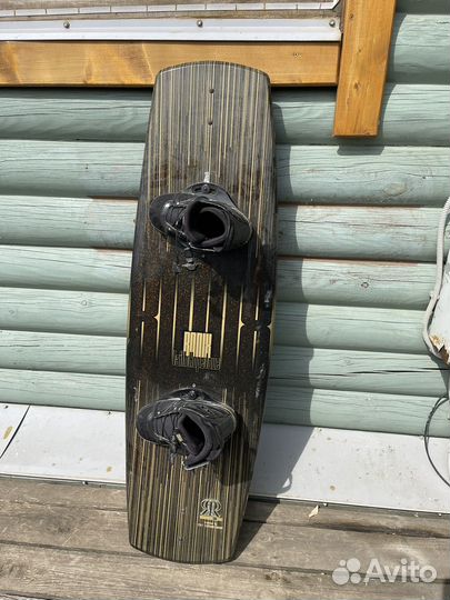 Вейкборд с креплениями