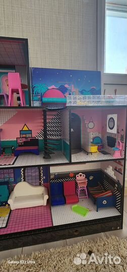 Кукольный домик с мебелью и куклами