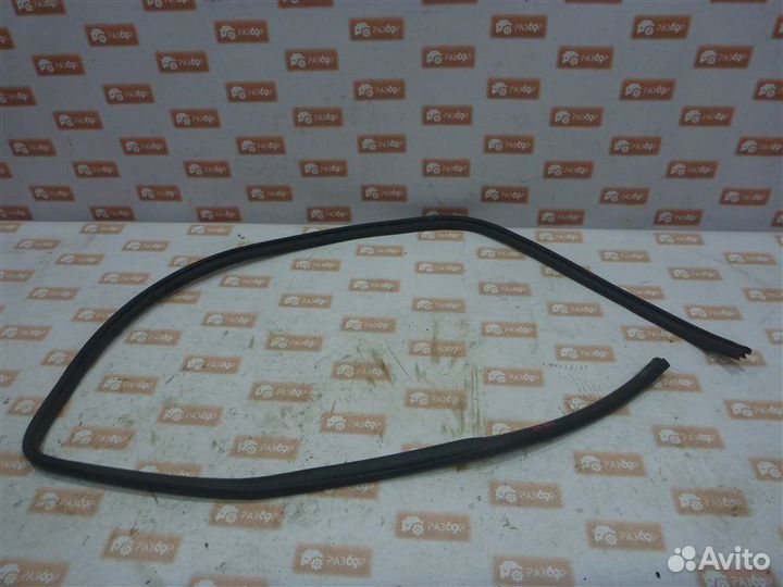 Уплотнительная резинка стекла передняя правая
