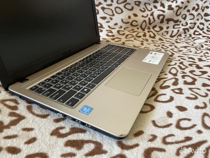 Шустрый ноутбук asus 4 ядра с SSD диском