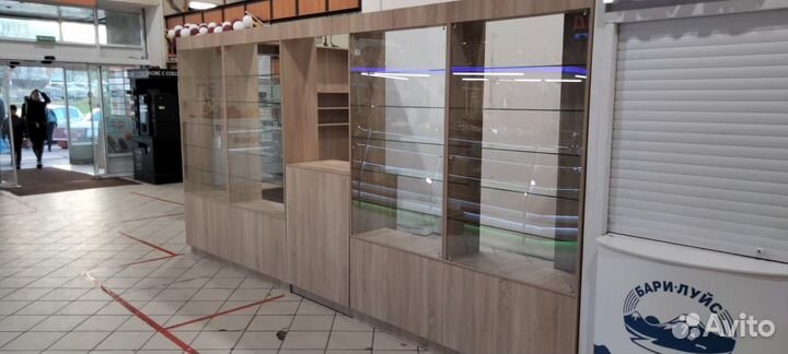 Торговые табачные витрины, островки