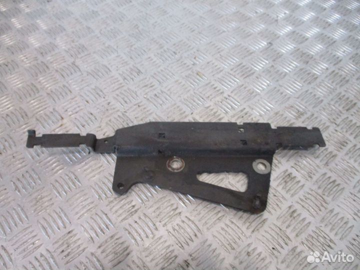 Кронштейн клапана регулятора давления двигателя Me