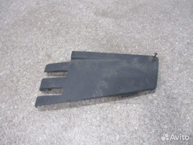 Накладка в нижнюю решетку радиатора левая Volvo 82