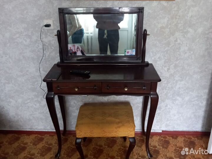 Диван бу столик косметический, пуфик