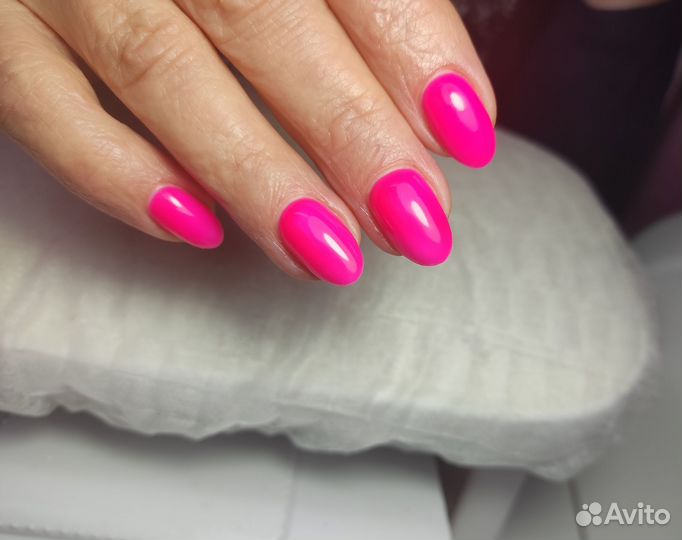 Маникюр и педикюр в салоне