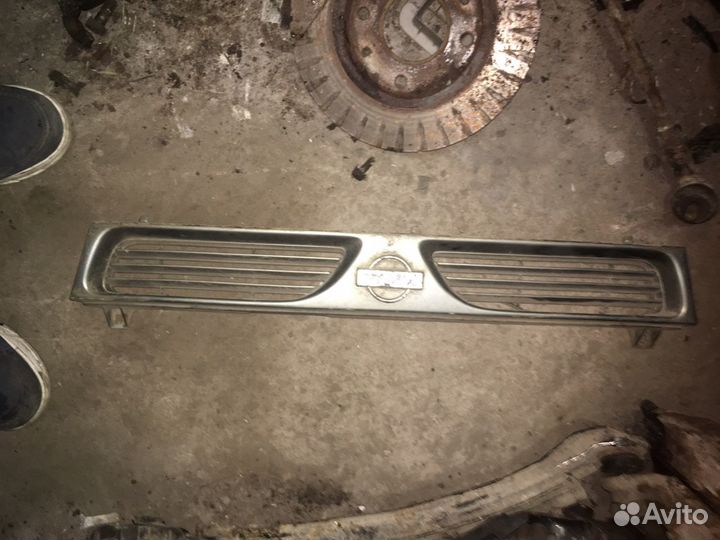 Решетка радиатора Nissan sunny N14