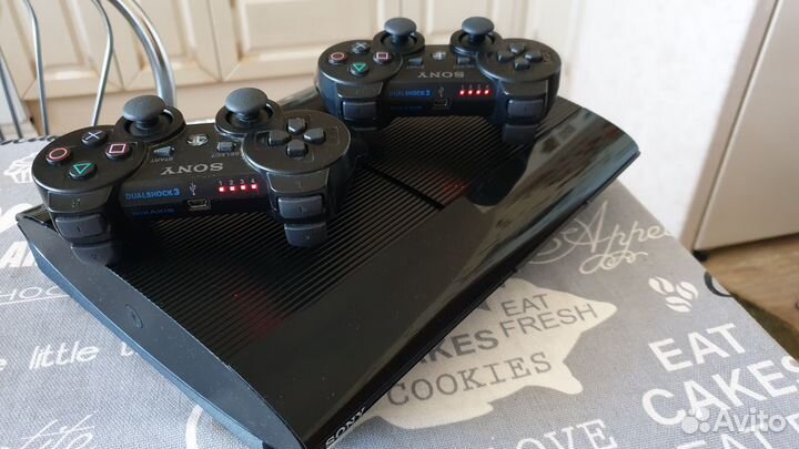 PS3SuperSlim 500гб+2геймпада+140игр много игр
