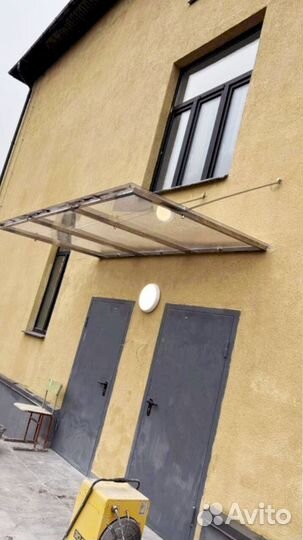 Козырек со стеклом на зажимной профиле