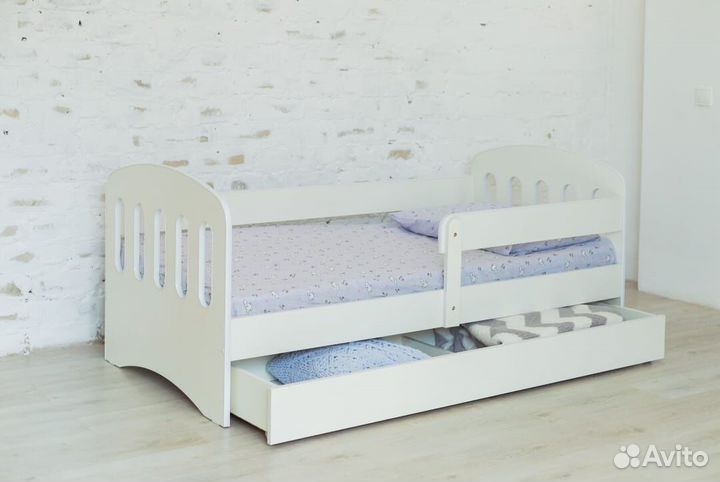Кровать с бортиком