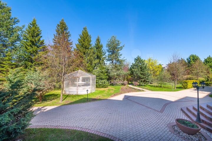 Коттедж 2009 м² на участке 90 сот.