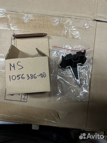 Передний знак Tesla Model S